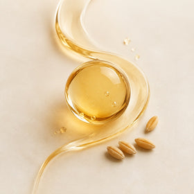 تصوير تجميلي فاخر لفيتامين E باللون الذهبي